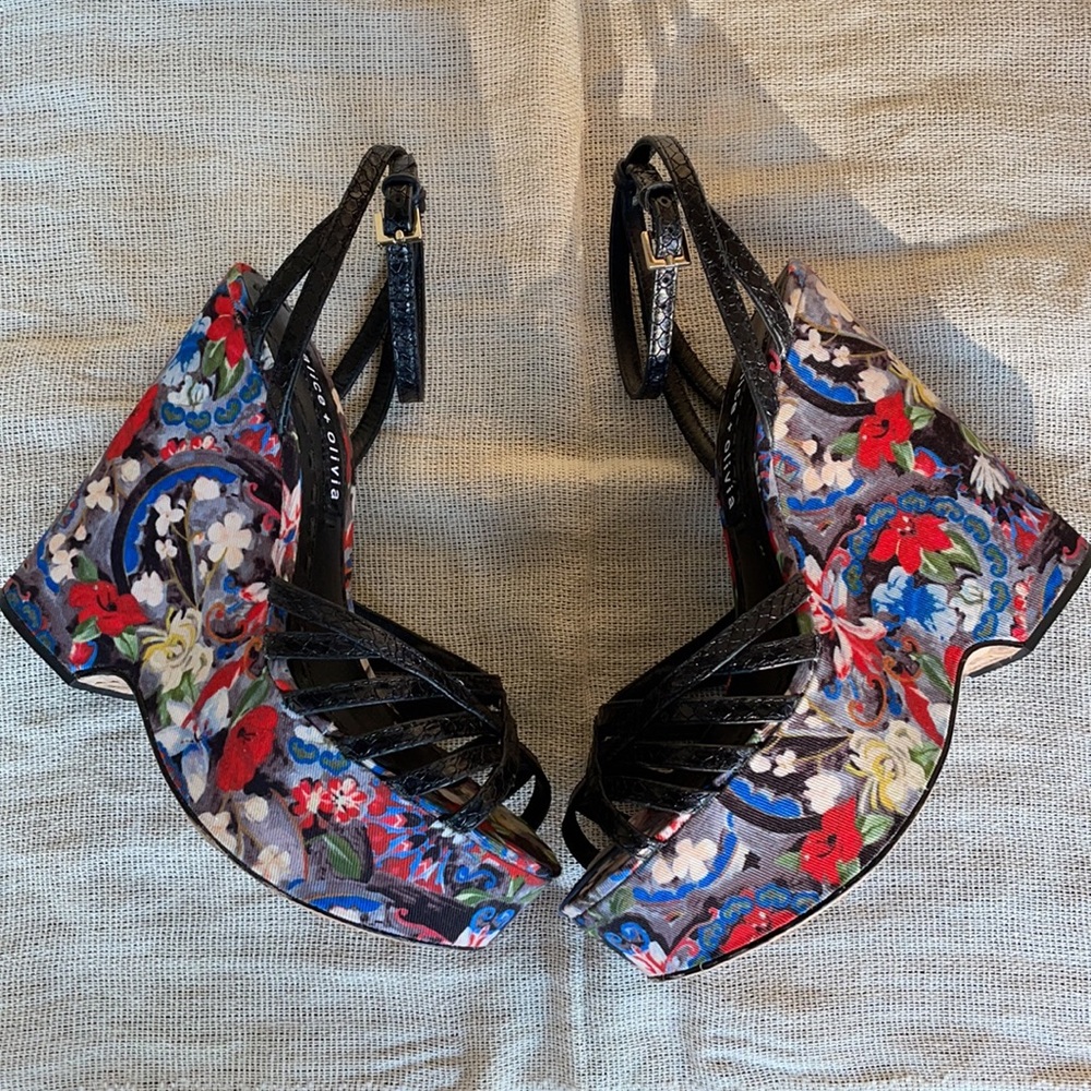 (SOLD) Alice & Olivia floral Wedge sandals Size 35 Rare - Picture 9 of 15